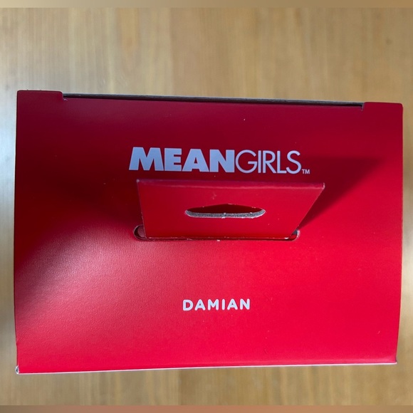 Mean Girls - Hallmark - Damian “She doesn’t even go here.” Ornament - BNIB 📓🚌 - Picture 3 of 9